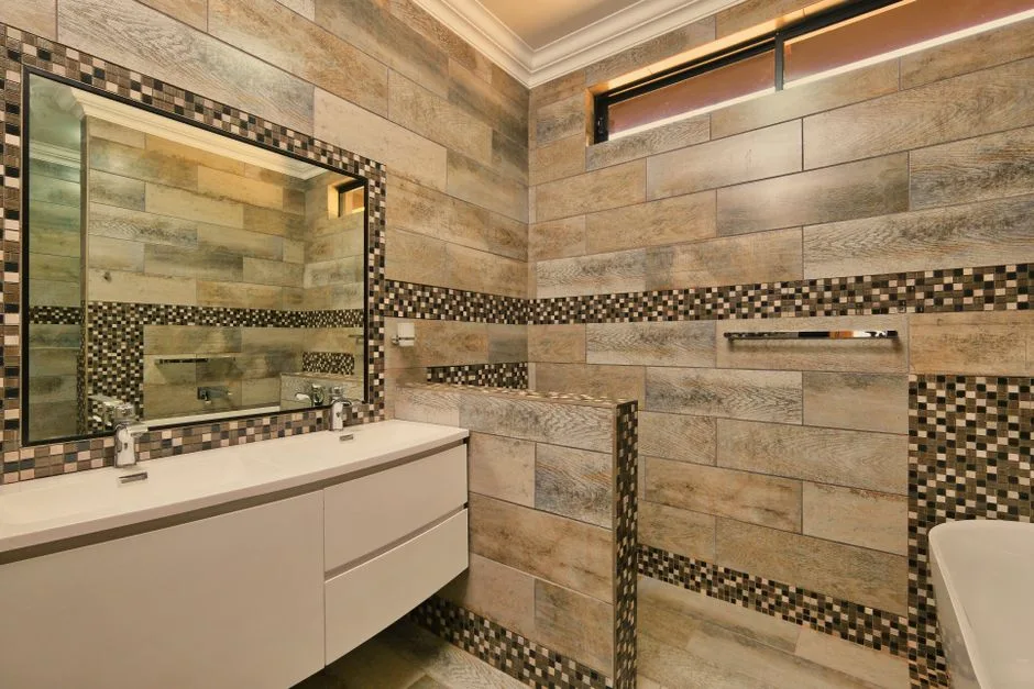 Salle de bain compacte et moderne, configuration typique d'un appartement pouvant accueillir un chauffe-eau thermodynamique