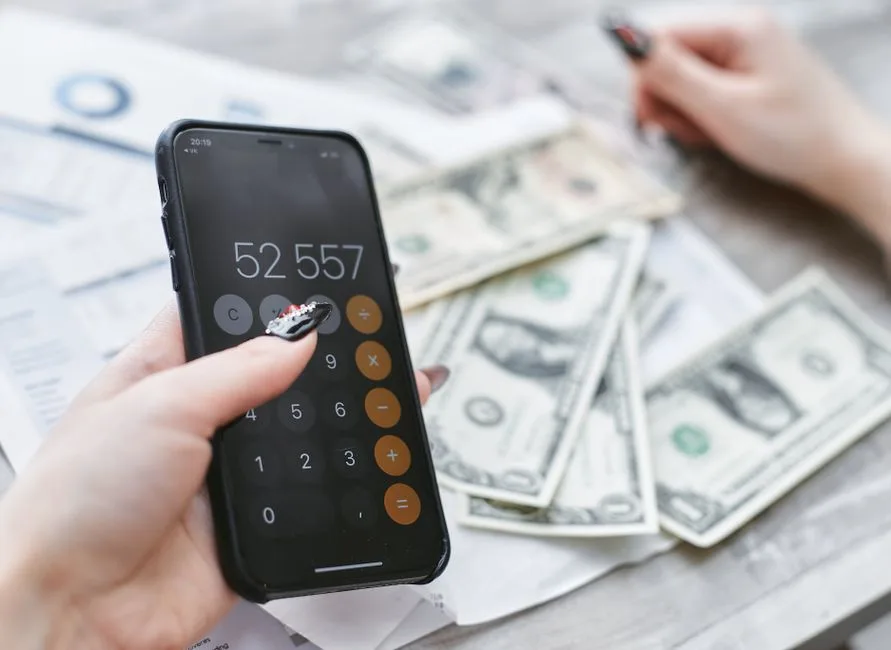 Calcul de rentabilité sur smartphone, pour estimer le retour sur investissement d'un chauffe-eau thermodynamique